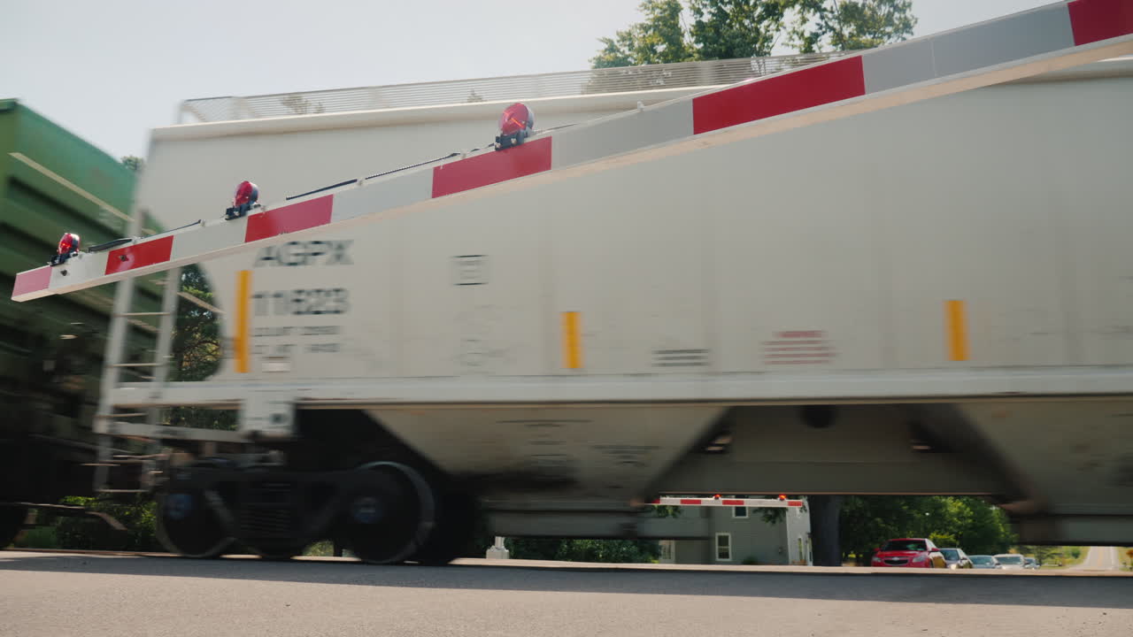 기차는 철도 장벽 뒤에 여행