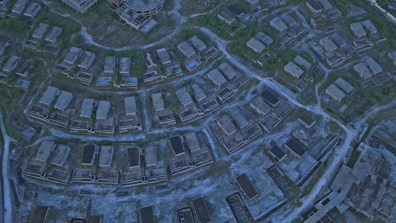 謎めいた廃墟のゴーストタウンの空撮