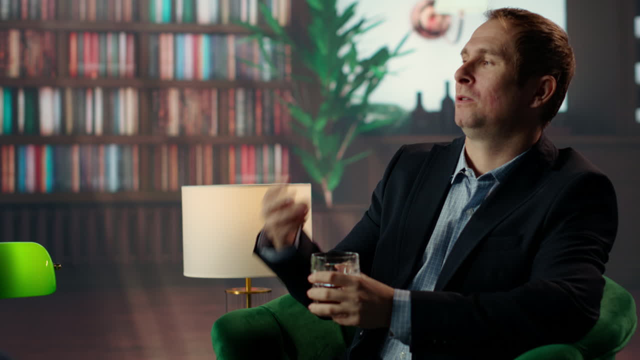 diversos miembros de la alta sociedad se reúnen para hablar de negocios con whisky