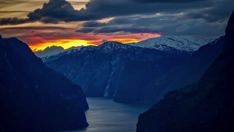 Timelapse-De-Una-Puesta-De-Sol-Que-Se-Asemeja-A-Llamas-Bailando-Sobre-Las-Montañas-De-Noruega