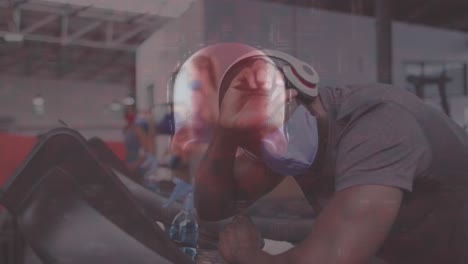 cráneo humano girando contra el hombre con máscara facial trabajando en el gimnasio
