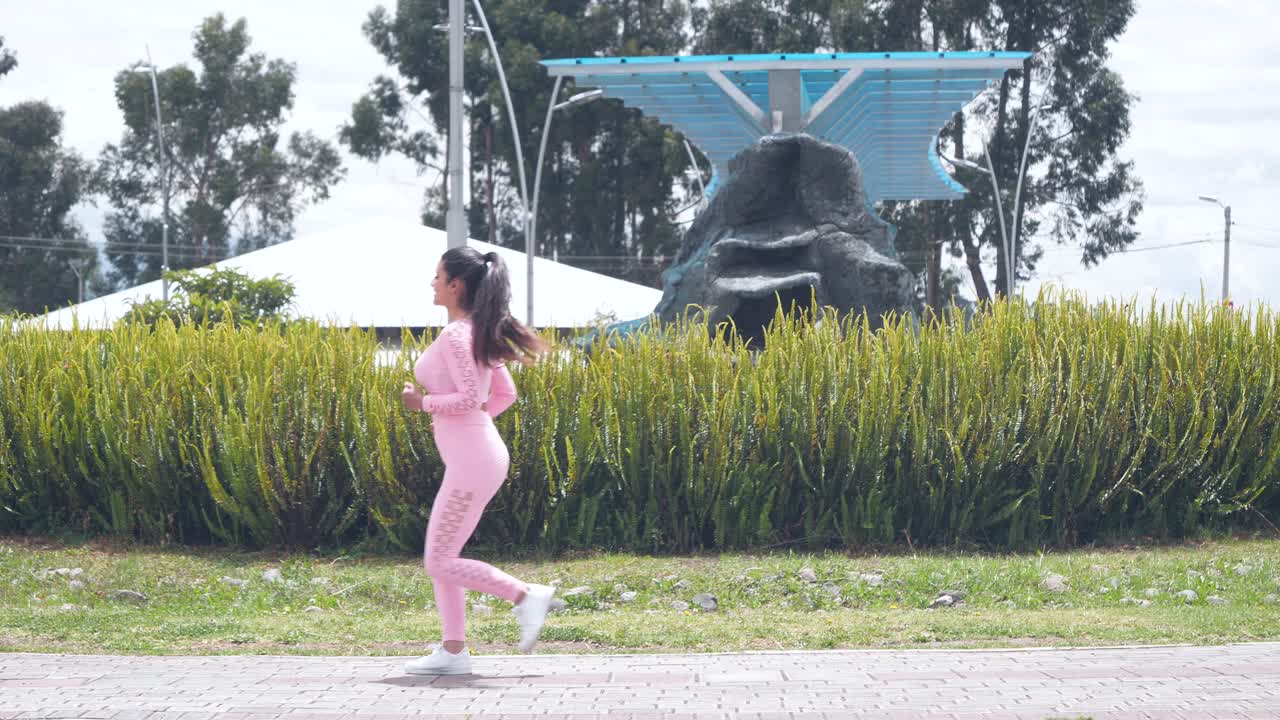 달리는 여자. 워밍업 단계. 운동하다