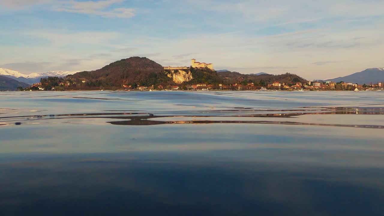 이탈리아 마조레 호수에 있는 앙게라 성의 독점적인 낮은 각도 전망