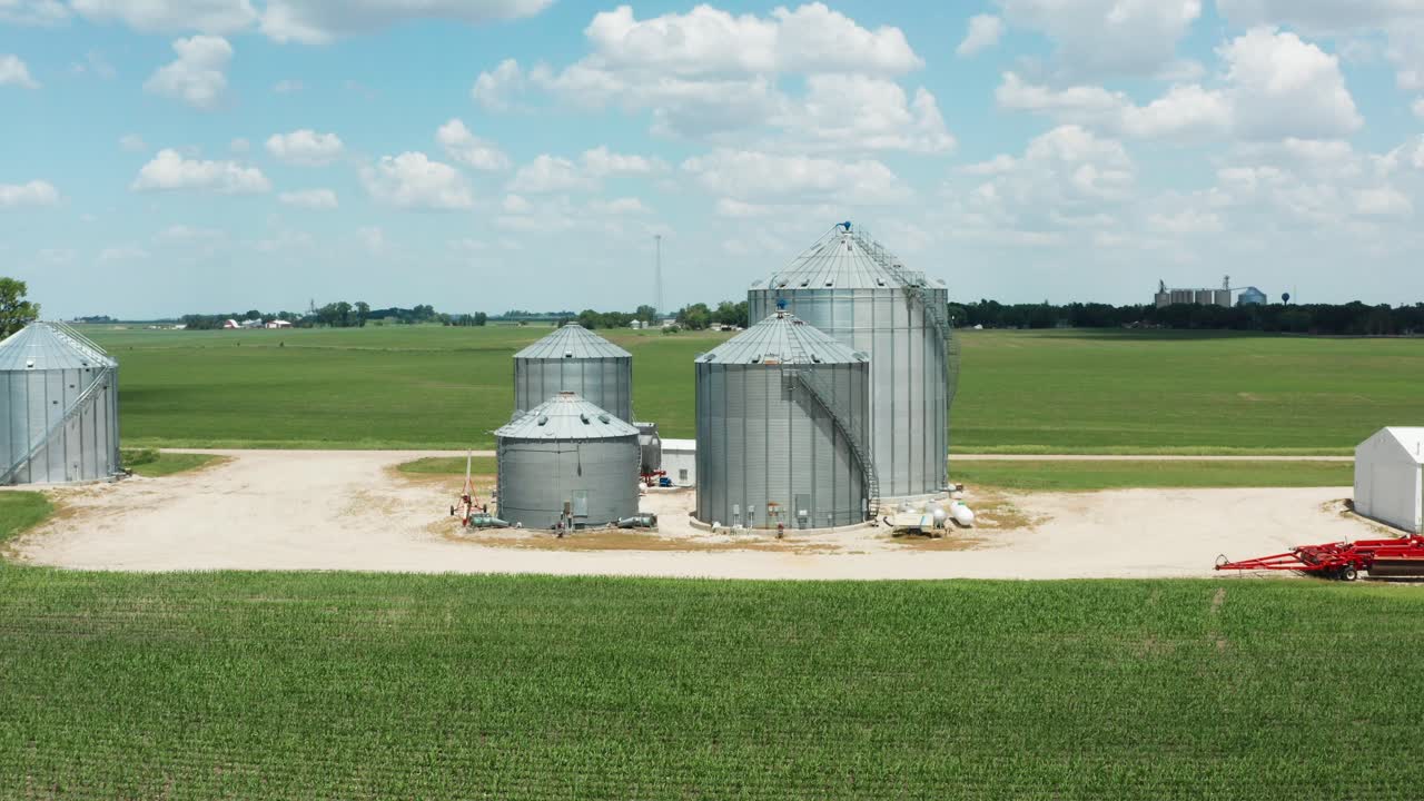 aéreo, agricultura agrícola bin silos en campo rural granja de grano de trigo