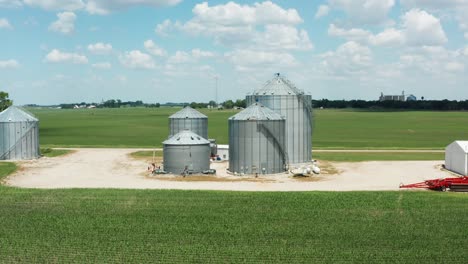 aérien, agriculture, silos de poubelles sur une ferme de céréales de blé de campagne rurale