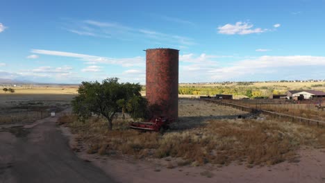 un disparo sobre un silo abandonado al lado de un rancho de caballos de colorado