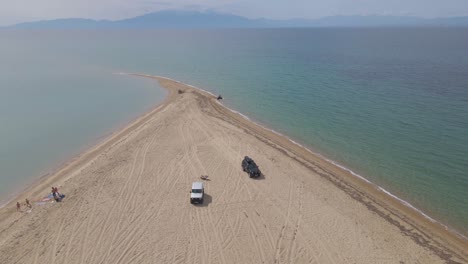 clip de 4k que se mueve lentamente hacia atrás sobre una península en la playa tropical de epanomi, halkidiki, grecia