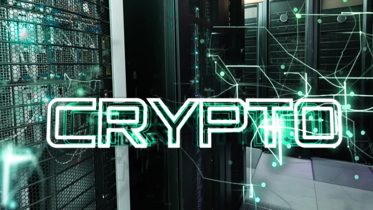 animación de texto criptográfico sobre un patrón abstracto iluminado contra los racks de servidores en la sala de servidores.