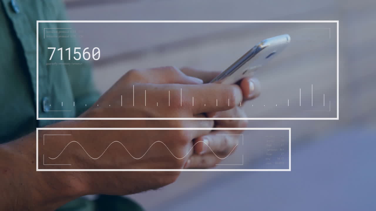 persona que sostiene un teléfono inteligente, interactuando con una animación de procesamiento de datos en la pantalla