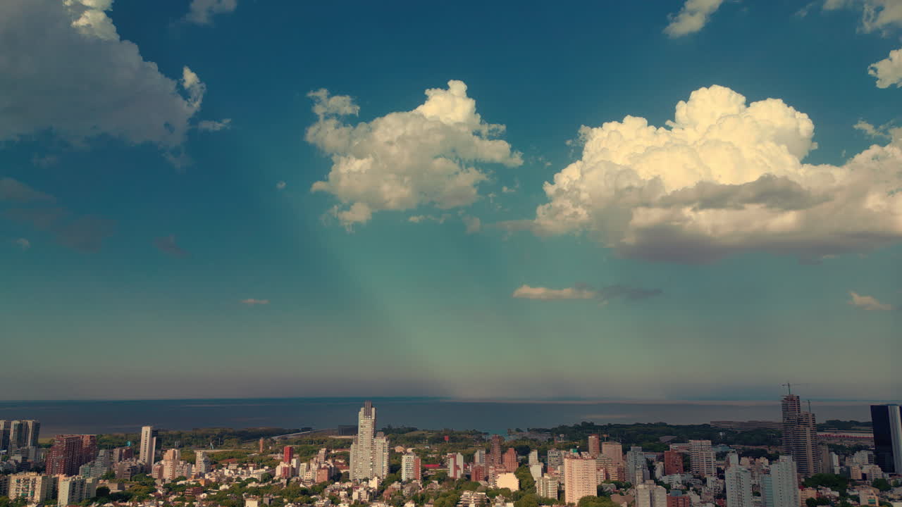 Time-lapse di nuvole in movimento sopra lo skyline di una città e il lungomare