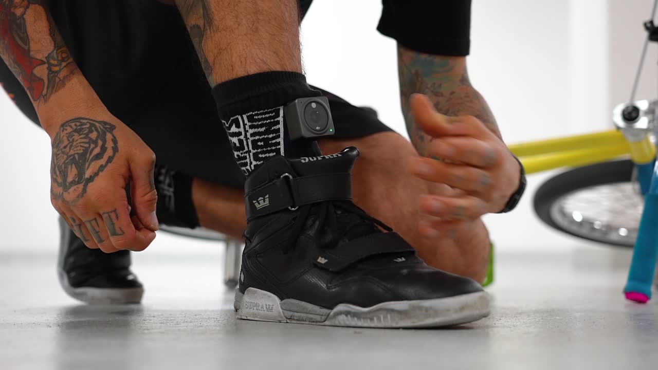 hombre poniéndose el calcetín una cámara pequeña - primer plano