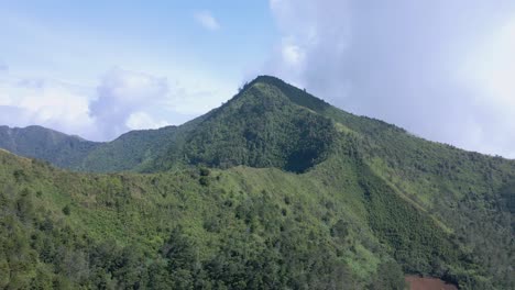 vista aérea de un hermoso paisaje montañoso