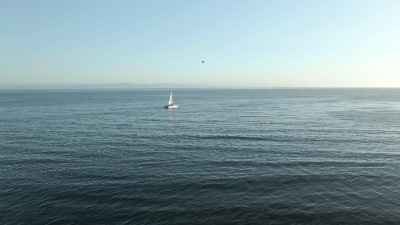 캘리포니아주 산타바바라 해안 근처 해가 질 때 태평양에서 관광 범선의 항공