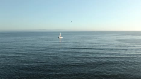 Antena-De-Velero-Turístico-En-El-Océano-Pacífico-Durante-La-Puesta-De-Sol,-Cerca-De-La-Costa-De-Santa-Barbara,-California