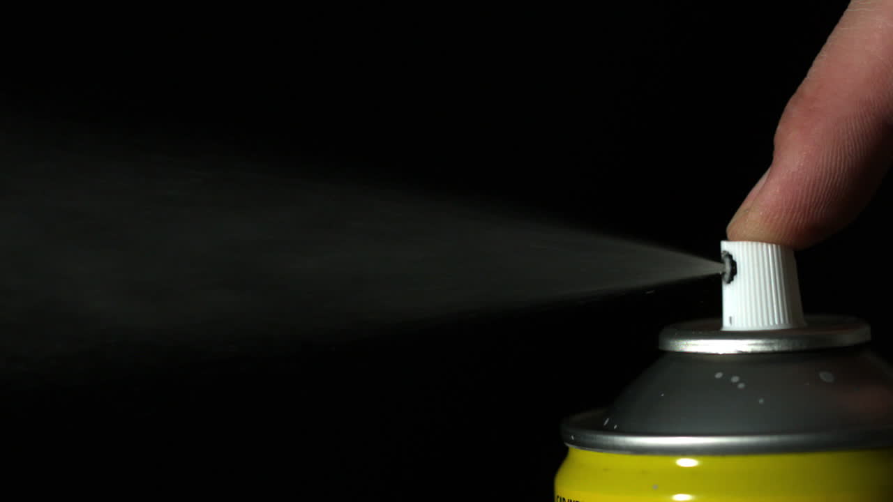 손가락으로 에어로졸 스프레이를 러