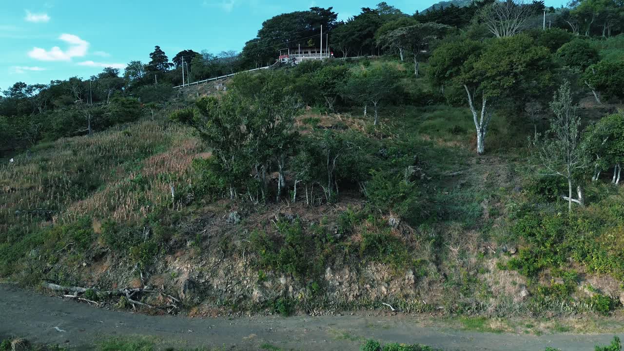 ruta ascendente desde el pie del volcán santa ana con una vista de la parte superior del volcán y su vegetación con un bosque tropical