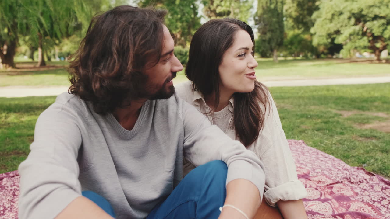 공원에서 피크닉을 하는 부부