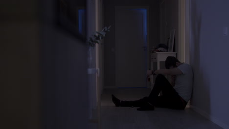 복도 바닥에 앉아 취한 젊은 남자