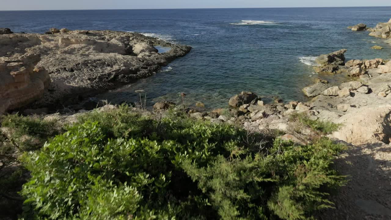 точка зрения, идущая по песку на пляже и краю обрыва к морю