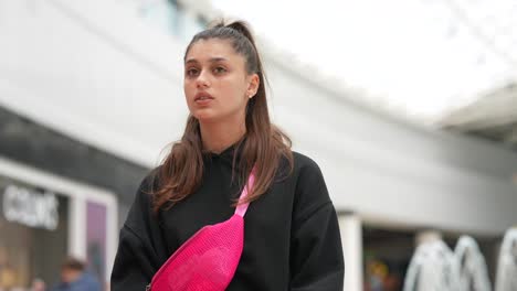 mujer joven en un centro comercial
