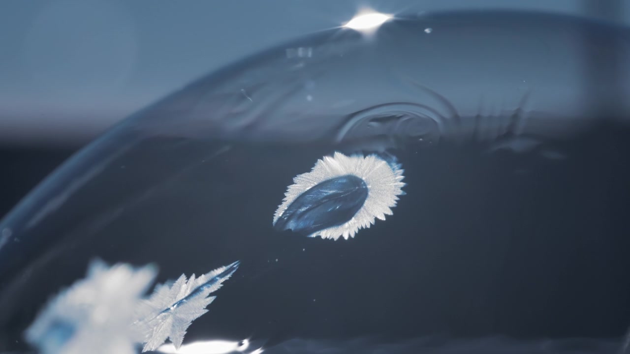 Un motivo di cristalli di ghiaccio si sta formando sulla superficie di una bolla di sapone in inverno