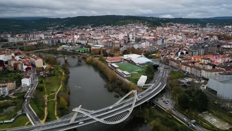 La-Intrincada-Arquitectura-Del-Puente-Del-Milenio-Contrasta-Con-El-Icónico-Puente-Romano-De-Ourense,-España