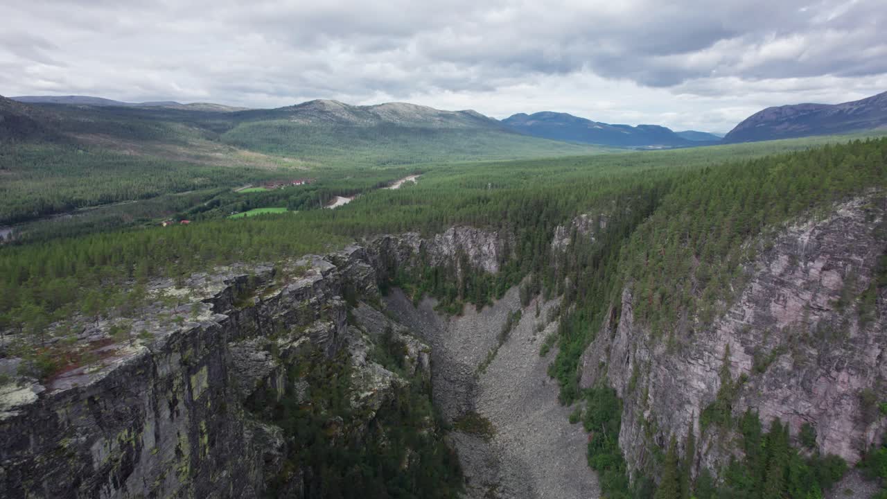 el exuberante paisaje nórdico que rodea el cañón jutulhogget se muestra en esta toma de avión no tripulado