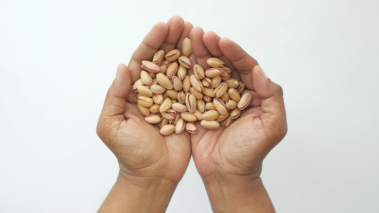 손 에 있는 피스타치오 견과류 의 클로즈업