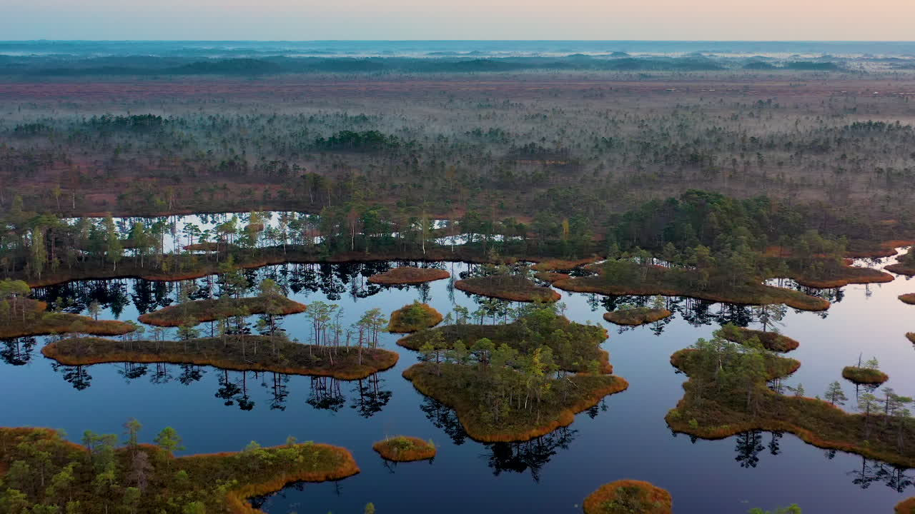 tierras bajas pacíficas e islas en pantanos por la noche, rastreando disparos de drones