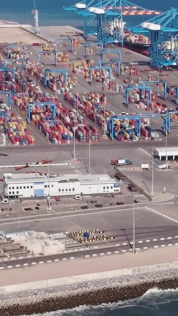 Operasi pelabuhan di Accra Ghana menampilkan peti kemas kargo dan crane