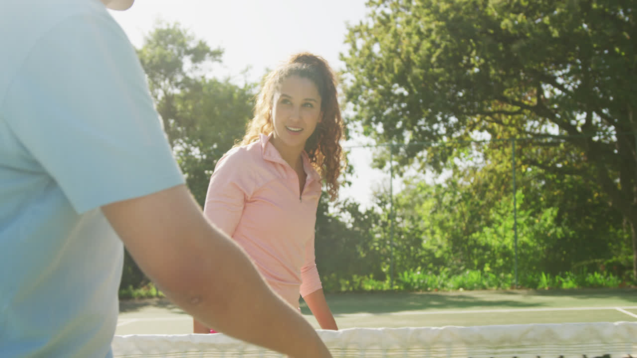 코트 에서 테니스 를 하는 행복 한 이중 인종 부부 의 비디오