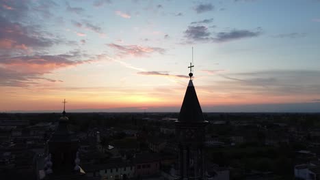 Der-Sonnenuntergang-In-Italien-Und-Crema-Sind-Die-Schönsten-Mit-Blick-Auf-Eine-Drohne-Mit-Liebe