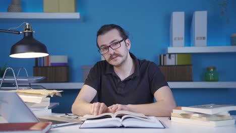 hombre inteligente y trabajador sonriendo mirando a la cámara.