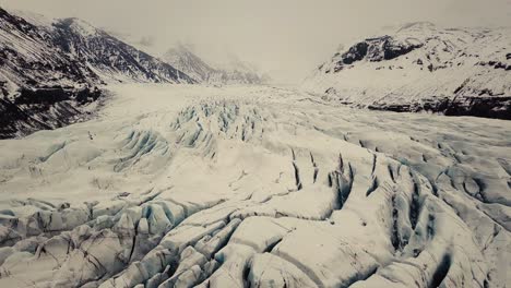 lengua glaciar en islandia filmada por drones con diferentes movimientos cinematográficos, mostrando un concepto turbio y dramático en condiciones invernales