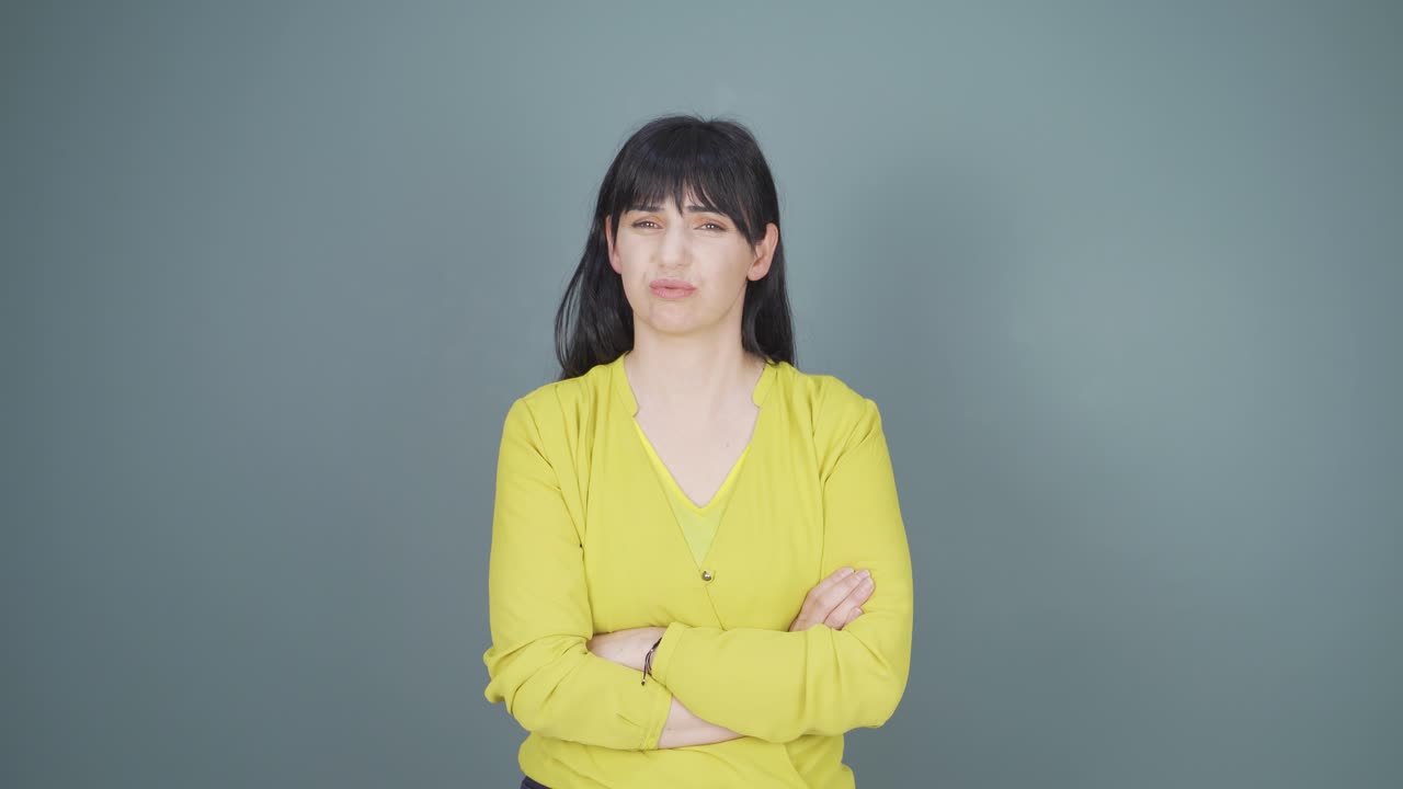 그녀가 듣는 소식을 좋아하지 않는 여성은 승인하지 않습니다.