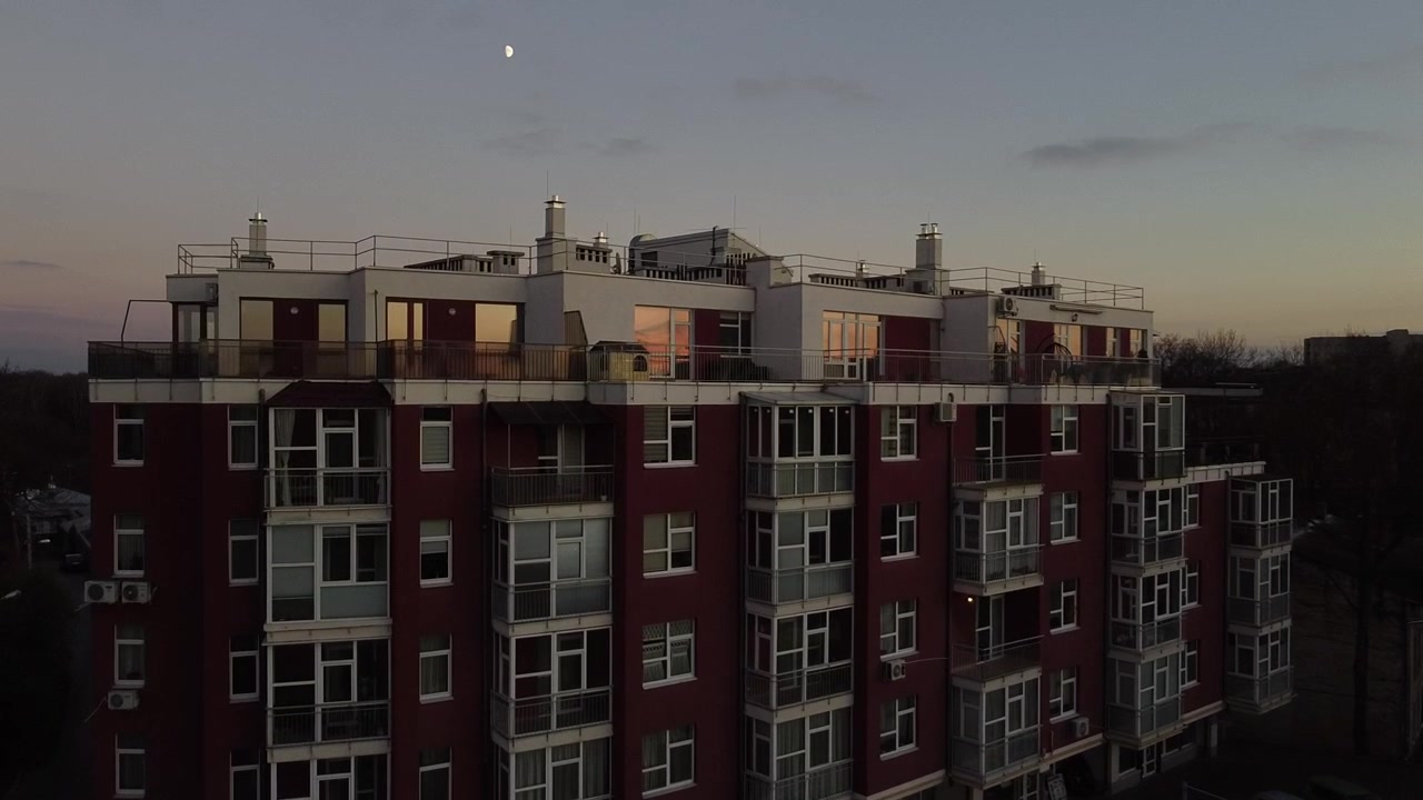 Luftfoto af en drone, der flyver over boligbygningen.