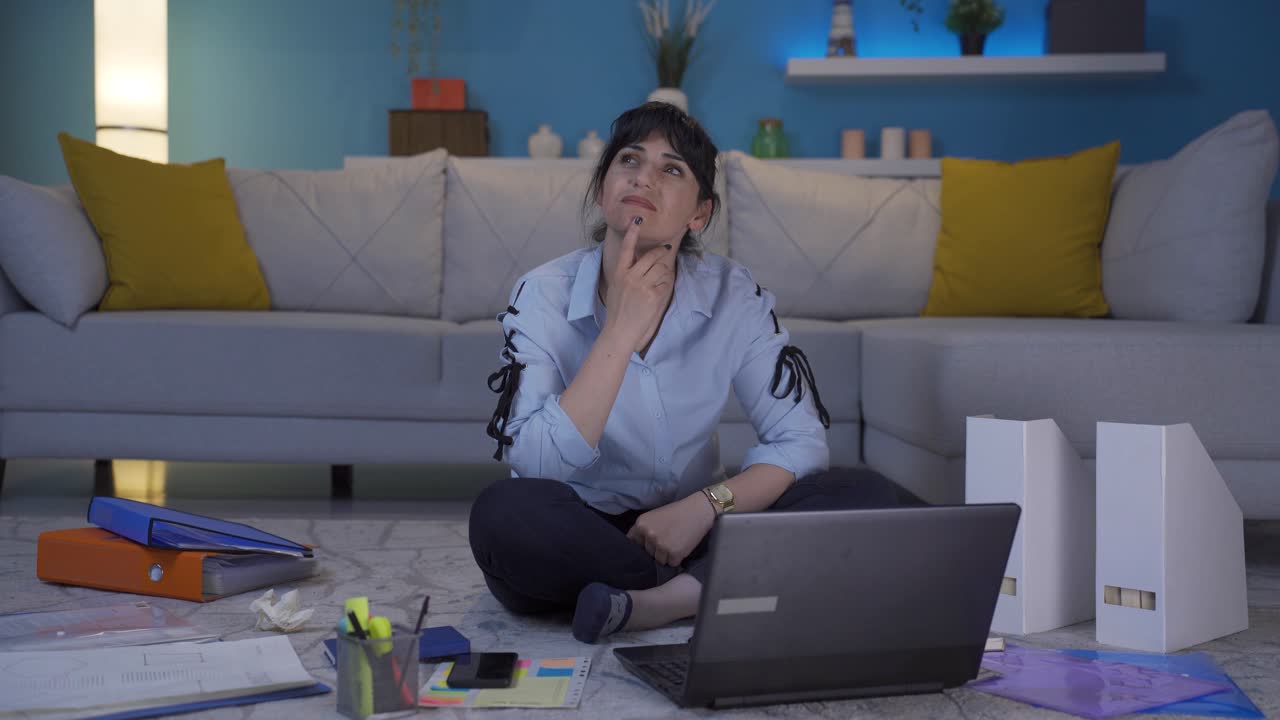 mujer trabajadora de oficina en casa pensando en problemas de la vida privada.