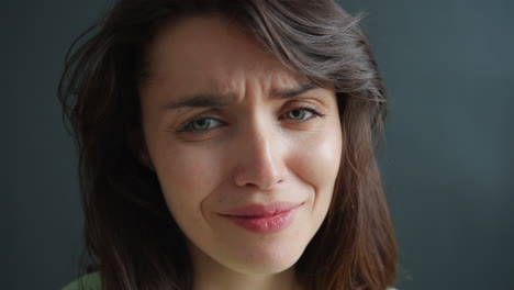 una mujer llorando.