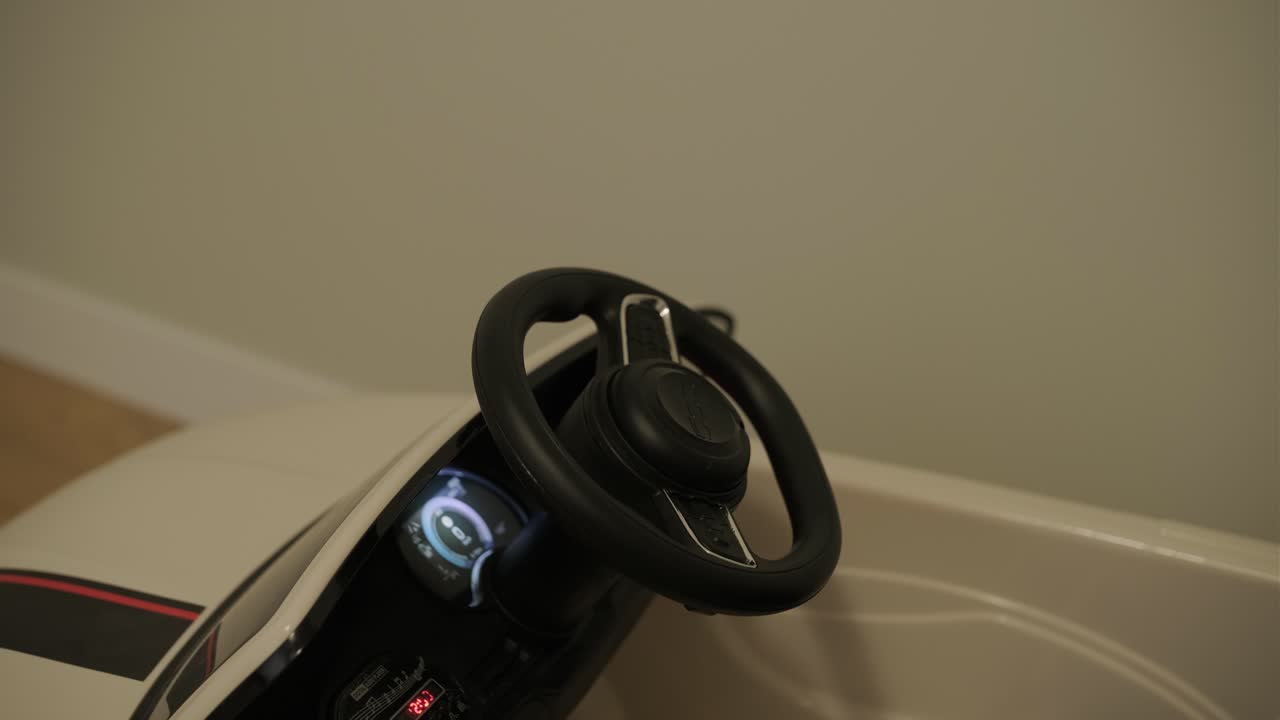 Volante e painel de controlo de carro de brinquedo com ecrã digital