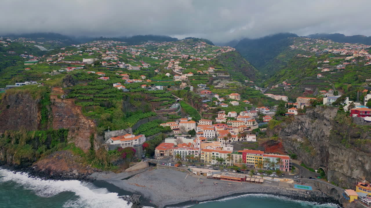 Vila costeira pitoresca na Madeira, Portugal
