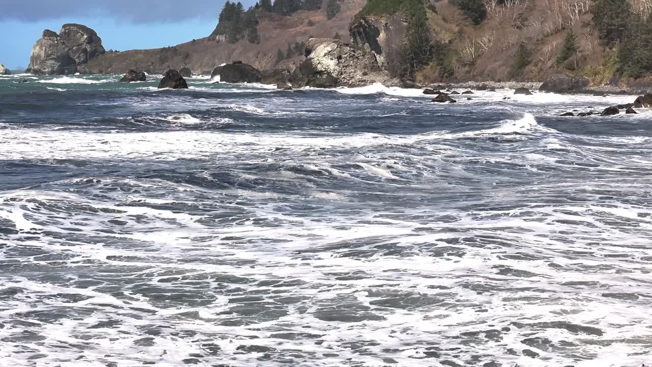 해안선에 부히는 파도 위에서 숨막히는 트업 공중 촬영을 경험하십시오. 놀라운 해변, 거친 절벽, 그리고 광활하고 조용한 바다 지평을 드러니다.