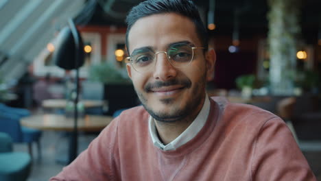 hombre sonriente en un café