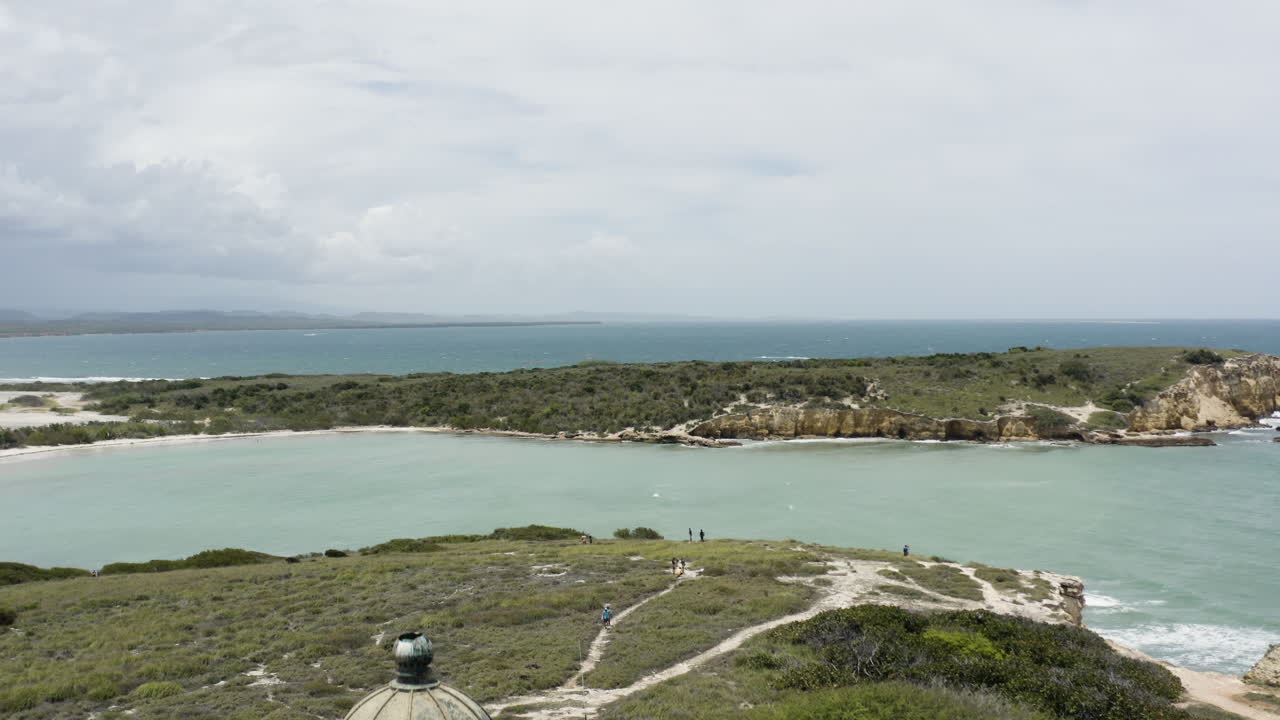 카보 로조 푸에르토리코의 파로 모리요스 등대를 지나 부드럽게 하강하는 공중