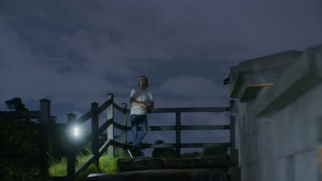 Hombre-Europeo-Modelo-Blanco-Caucásico-Posando-En-La-Noche-En-La-Cima-De-La-Colina-Y-Escalera-Con-El-Pelo-Largo