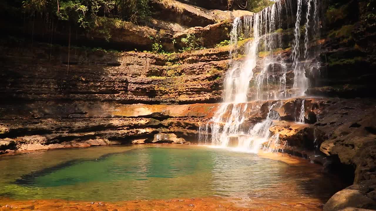 cascada natural arroyos blancos claros que caen de las rocas desde diferentes perspectivas video tomado en las cascadas wei sadong cherrapunji meghalaya india