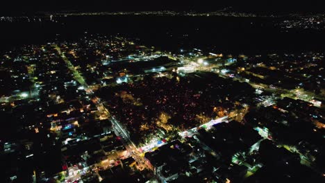 vista aérea de personas encendiendo velas para celebrar a los muertos durante el dia de los muertos en la ciudad de méxico - descendiendo, inclinando, disparando drones