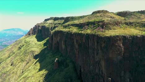 disparo de un avión no tripulado de una montaña rocosa verde