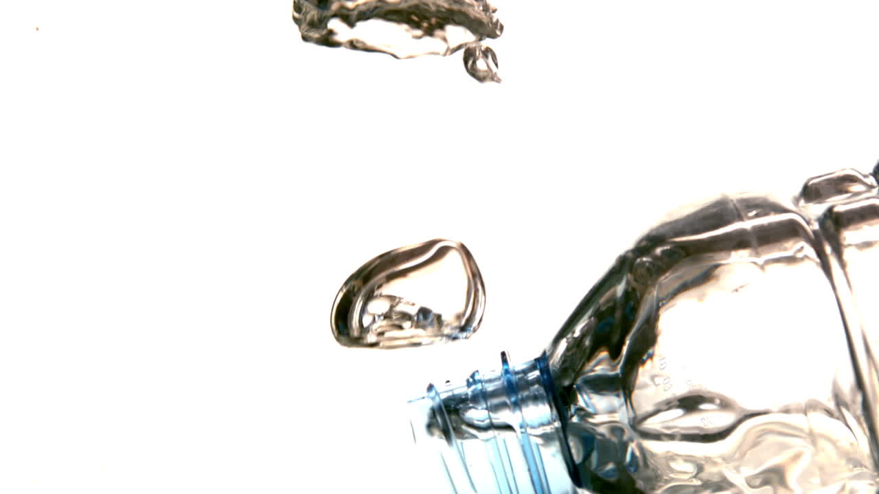 색 바탕에 있는 물에서 병 밖으로 떠다니는 거품