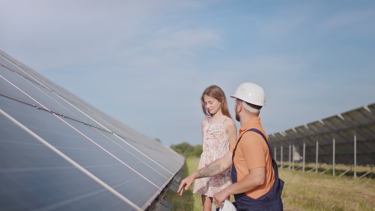 y niño ingeniero en una granja solar