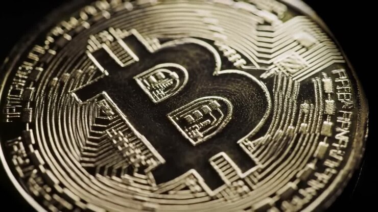 Primo piano di una moneta Bitcoin